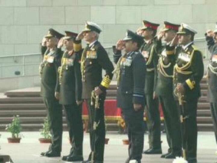Army Day: CDS રાવત સાથે યુદ્ધ સ્મારક પહોંચ્યા ત્રણેય સૈન્યના વડા, શહીદોને આપી શ્રદ્ધાંજલિ army day:Chief of Defence Staff (CDS) General Bipin Rawat, Army chief General Manoj Mukund Narawane, chief of the Air Staff Air Chief Marshal RKS Bhadauria and Navy chief Admiral Karambir Singh pay tribute at the National War Memorial Army Day: CDS રાવત સાથે યુદ્ધ સ્મારક પહોંચ્યા ત્રણેય સૈન્યના વડા, શહીદોને આપી શ્રદ્ધાંજલિ