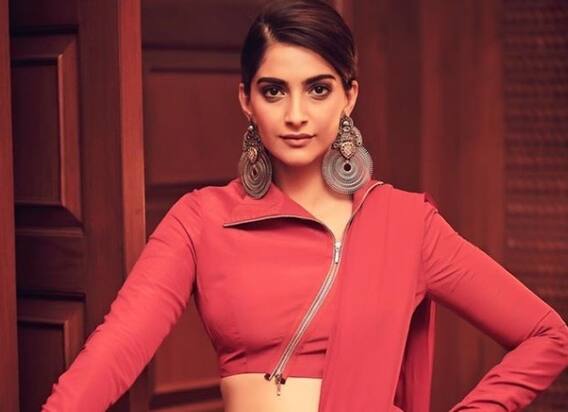 સોનમ કપૂર સાથે ટેક્સી ડ્રાઈવરે કરી ડરામણી હરકત, અંદરથી હચમચી ગઈ એક્ટ્રેસ સોનમ કપૂર સાથે ટેક્સી ડ્રાઈવરે કરી ડરામણી હરકત, અંદરથી હચમચી ગઈ એક્ટ્રેસ