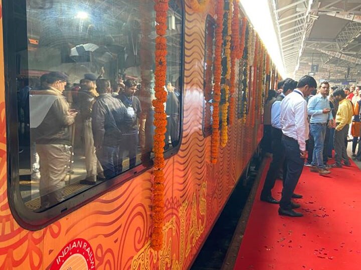 Ahmedabad-Mumbai Tejas Express has been flagged off by Gujarat Chief Minister Vijay Rupani આજે CM વિજય રૂપાણીએ દેશની પ્રથમ ખાનગી ટ્રેન તેજસ એક્સપ્રેસને આપી લીલીઝંડી, જાણો કેટલું હશે ભાડું