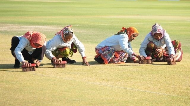 elderly women cleans rajkot pitch people slams sourav ganguly and bcci ક્રિકેટ ઓસ્ટ્રેલિયાએ પોસ્ટ કર્યો Video તો BCCI પર બરાબરના ભડક્યા ફેન્સ, જાણો કેમ
