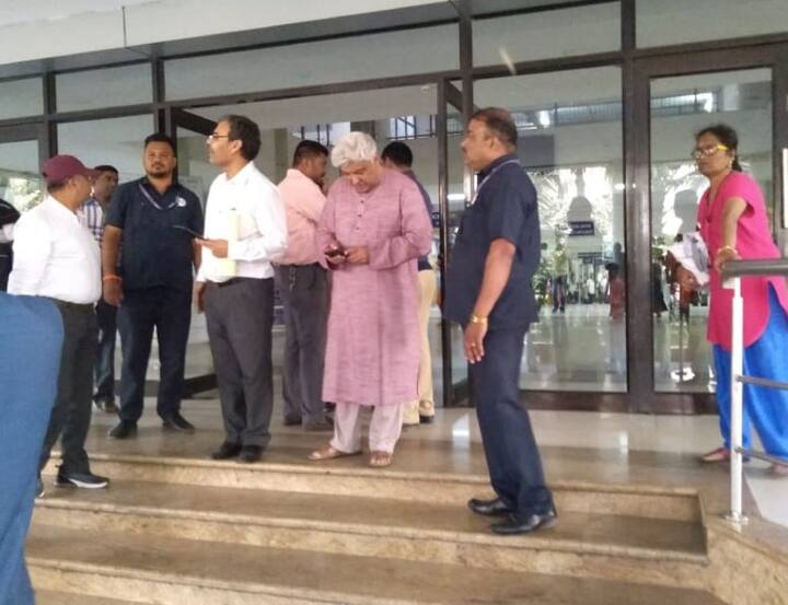 હોસ્પિટલ બહાર જાવેદ અખ્તર.