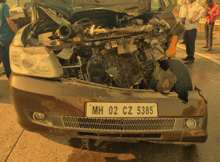 અકસ્માત બાદ કારની આવી હાલત થઈ હતી.