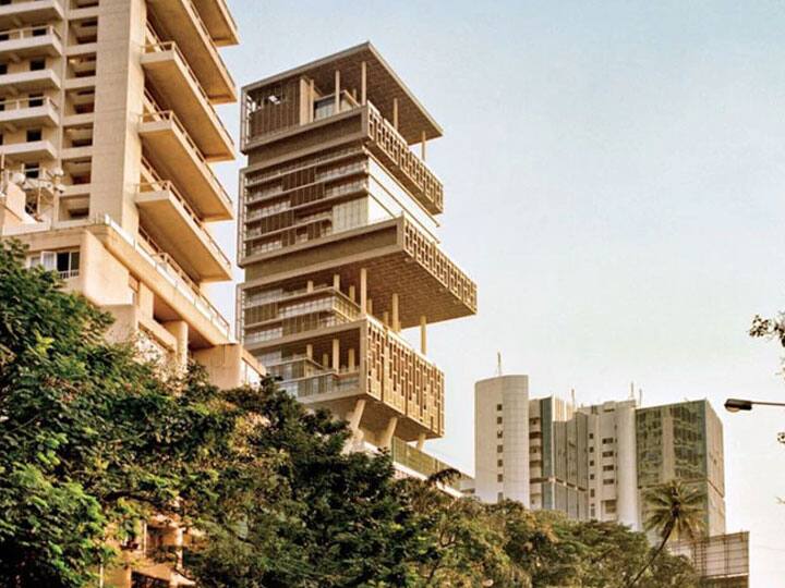 અંબાણીના એન્ટિલિયા પર તૈનાત ગુજરાતી CRPF જવાનનું બંદૂકમાંથી ભૂલથી ગોળી છૂટતાં મોત નિપજ્યું CRPF commando was found dead Wednesday night at Mukesh Ambani Mumbai residence Antilia અંબાણીના એન્ટિલિયા પર તૈનાત ગુજરાતી CRPF જવાનનું બંદૂકમાંથી ભૂલથી ગોળી છૂટતાં મોત નિપજ્યું