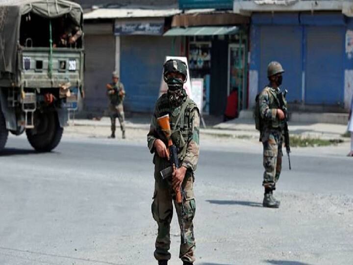 terror grenade attack on crpf troops jawan in srinagar જમ્મુ કાશ્મીર: શ્રીનગરમાં CRPFના કાફલા પર આતંકી હુમલો, એક જવાબ ગંભીર રીતે ઘાયલ