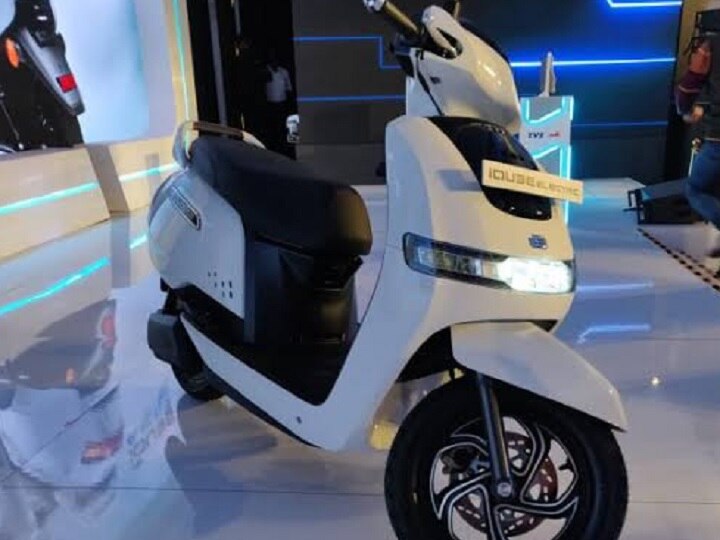 TVS Motor lunched first electric e-scooter with 75 km range know price and specifications TVSએ લૉન્ચ કર્યું પોતાનું પ્રથમ ઈ-સ્કૂટર, એકવાર ચાર્જ થયા બાદ 75 કિમીની આપશે એવરેજ, જાણો શું છે કિંમત