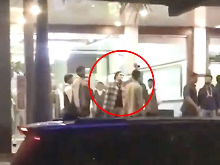 Video Viral: Actor Ranveer Singh seeing in Ahmedabad and City Airport  હોટલની બહાર અભિનેતા રણવીર સિંહને મળવા અમદાવાદીઓનો ટોળાં વળ્યાં, જાણો પછી શું થયું?