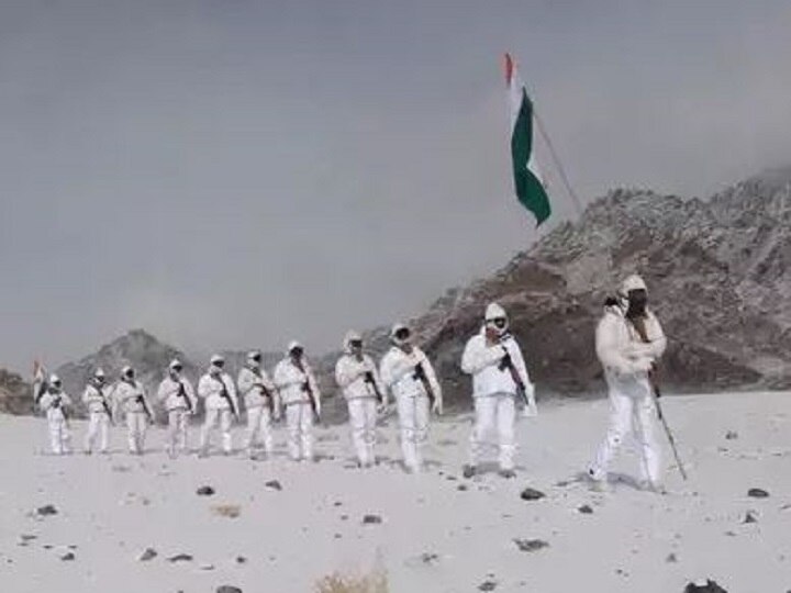 Republic Day 2020: ITBP jawans unfurl tricolour in minus 20 degrees Celsius in Ladakh 17 હજાર ફૂટની ઉંચાઇ, માઇનસ 20 ડિગ્રી તાપમાનમાં સૈનિકોએ ગણતંત્ર દિવસ ઉજવ્યો