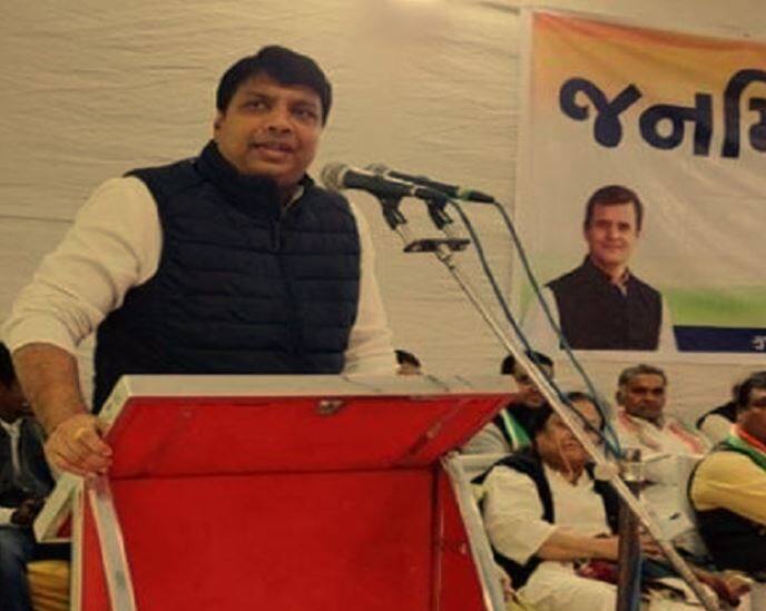 congress sends copy of constitution to prime minister narendra modi પ્રજાસત્તાક દિવસ પર કૉંગ્રેસે PM મોદીને મોકલાવી બંધારણની બુક