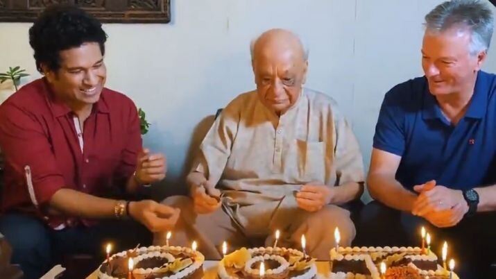 sachin tendulkar and steve waugh celebrate 100th birthday of india oldest living first class cricketer watch video 100 વર્ષા આ ભારતીય ક્રિકેટર માટે કેક લઈને પહોંચ્યા સચિન અને સ્ટિવ વો, શેર કર્યો VIDEO