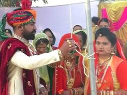 રાજકોટ: પ્રભુતામાં પગલા પાડે તે પહેલા નવદંપતિએ રાષ્ટ્રધ્વજ સલામી આપી, જાણો કેમ