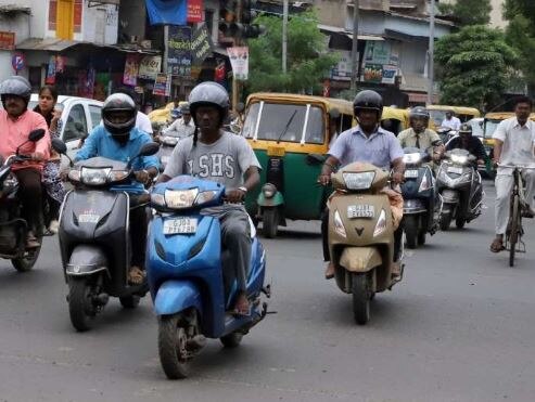 Gujarat government said in high court  helmets compulsory for two-wheeler riders અમદાવાદઃ ગુજરાત HCમાં સરકારે  કહ્યું હેલ્મેટ પહેરવુ મરજીયાત નથી બનાવ્યું,  ફરજીયાત જ છે