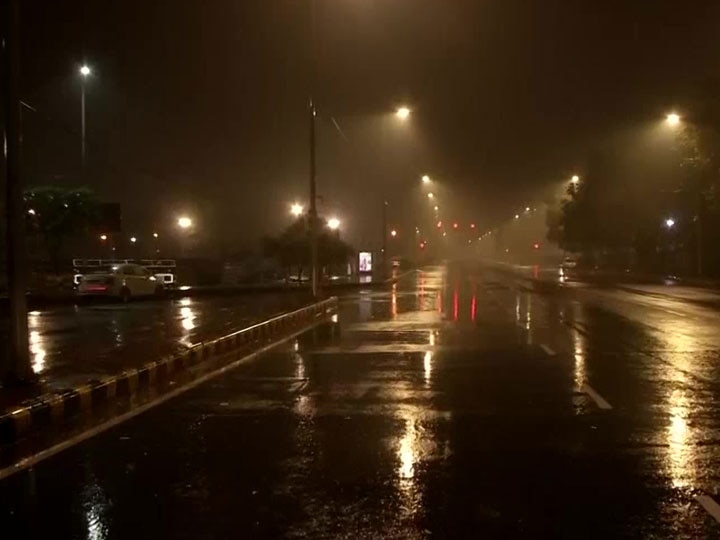 Delhi: Rain lashes parts of the city દિલ્હીમાં અચાનક બદલાયું વાતાવરણ, મોડી સાંજે તુટી પડ્યો વરસાદ