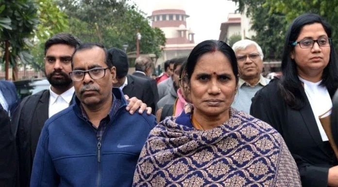 Nirbhayas father blames Arvind Kejriwal for stay on execution ફાંસી ટળતા નિર્ભયાના પિતાએ કેજરીવાલ પર લગાવ્યો ગંભીર આરોપ, કહ્યું- કેજરીવાલ નથી ઇચ્છતા કે ફાંસી.....