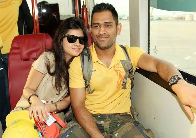 ms dhoni accusing wife sakshi dhoni for video recording him for her benefit see viral video મહેન્દ્ર સિંહ ધોનીએ પત્ની સાક્ષી પર લગાવ્યો આરોપ, કહ્યું- આ બધું પોતાના ફાયદા.....