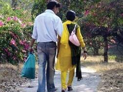 સુરતમાં જમાઈને કાકીસાસુ સાથે બંધાયા સંબંધ, બન્ને ભાગી ગયા પછી શું થયું? જાણો