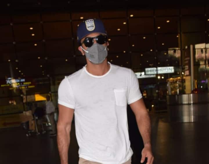 હાલમાં જ રણબીર કપૂર એરપોર્ટ પર સ્પોટ થયો હતો, તે દરમિયાન તે ચેહરા પર માસ્ક લગાવીને નજર આવ્યો હતો.(તસવીરો- માનવ મંગલાની)