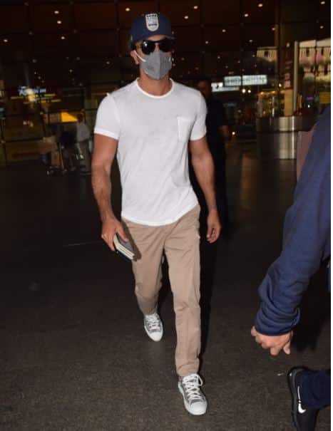  પરંતુ સ્ટાર્સ પોતાના ફેન્સને સલાહ આપી રહ્યાં છે કે સારવારથી બહેતર સુરક્ષા છે.(તસવીરો- માનવ મંગલાની)