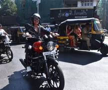 સોનાક્ષી સિન્હાની બાઈક રાઈડ કરતી તસવીરો વાયરલ, રસ્તો બ્લોક કરવાને લઈને થઈ ટ્રોલ, જુઓ તસ્વીરો