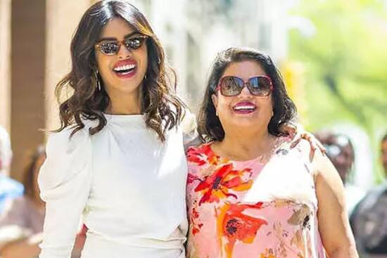 madhu chopra support to priyanka chopra on dress trolling ખરાબ ડ્રેસને લઇને ટ્રૉલ થયેલી પ્રિયંકા ચોપડાના બચાવમાં આવી તેની માં, આપ્યો આ સણસણતો જવાબ