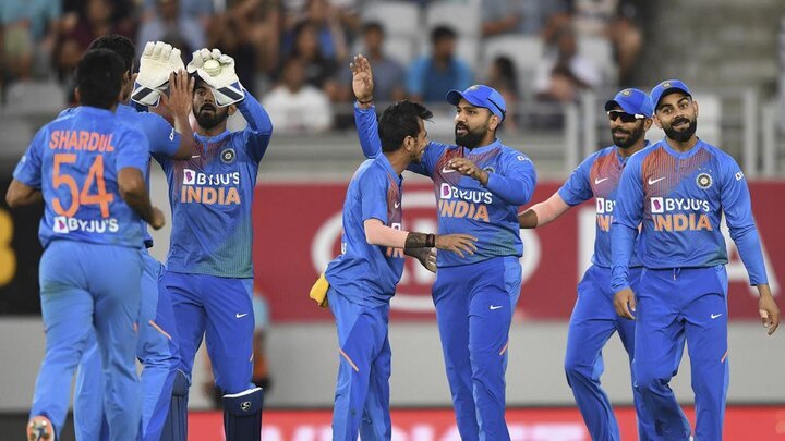 INDvsNZ T20: yuzvendra chahal and shreyas iyer victory celebrate with dance INDvsNZ: જીત મળતાં જ મેદાન પર બધા ખેલાડીઓની વચ્ચે નાંચવા લાગ્યા આ બે ક્રિકેટરો, વીડિયો થઇ ગયો વાયરલ