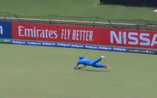 ICC U19 WC Ind vs Pak: wonderful catch by divyaansh Saxena ICC U19 WC Ind vs Pak: ભારતીય ક્રિકેટરે પકડ્યો શાનદાર કેચ ને પલટાઈ ગઈ મેચ!