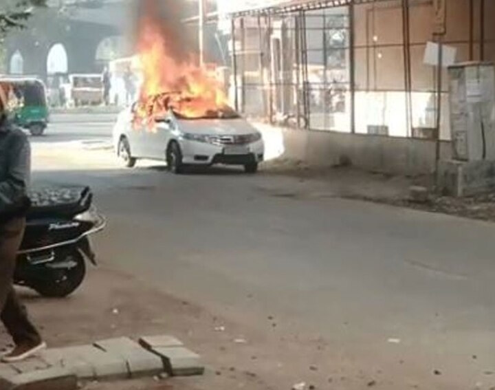 Young man of Ahmedabad burns his luxury car in Vadodara અમદાવાદના એન્જિનિયર યુવાને પોતાની લક્ઝુરિયસ કાર સળગાવી દીધી, જાણો કારણ