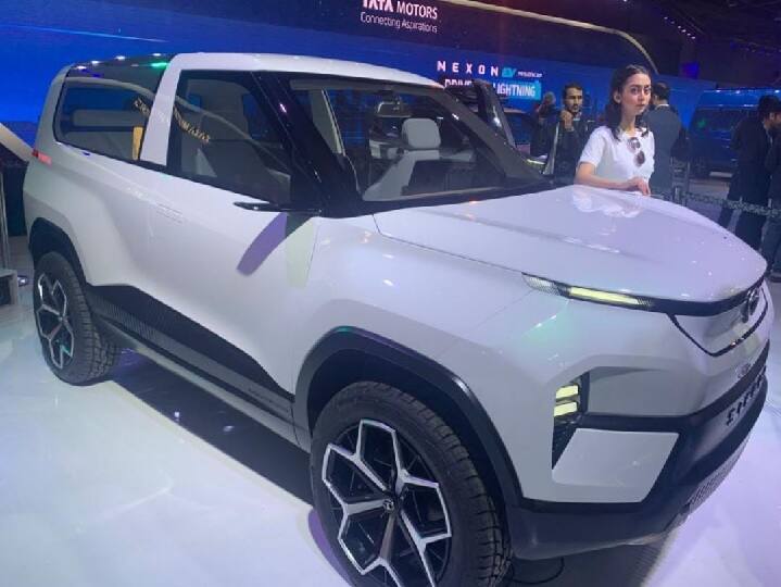 Tata Sierra: કંપનીએ Tata Sierraની ઝલક ગ્રેટર નોઇડામાં ચાલી રહેવા ઓટો એક્સપોમાં દર્શાવી હતી. પ્રથમ નજરમાં કારનો લુક શાનદાર છે. કંપનીનું કહેવું છે કે ઈલેક્ટ્રિક સેગમેંટ કારમાં આગામી દિવસોમાં ક્રાંતિ થશે. Tata Sierra એસયુવીમાં 3 દરવાજા હશે. કંપનીના કહેવા પ્રમાણે આ એસયુવીના ભવિષ્યને આધુનિક અને પ્રોગરેસિવ લુક આપે છે. આ પૂરી રીતે ઈલેક્ટ્રિક કાર હશે. જોકે તેના સ્પેશિફિકેશંસ અંગે ખુલાસો કરવામાં આવ્યો નથી. ટાટા સિએરા એક જમાનામાં જાણાતું નામ હતું. ત્રણ દરવાજા વાળી આ એસયુવીને ટાટા નવા વેરિયન્ટમાં ફરી માર્કેટમાં ઉતારી રહી છે.