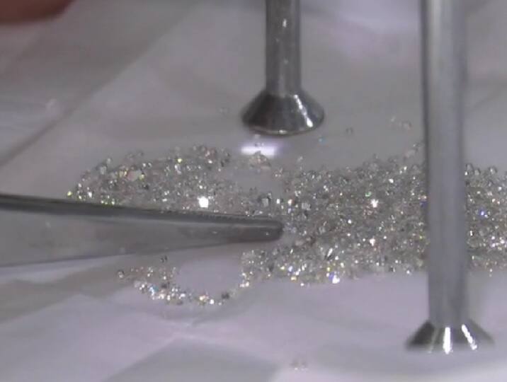 કોરોના વાયરસથી સુરતના હીરા ઉદ્યોગને થશે કરોડોનું નુકસાન, આંકડો જાણીને રહી જશો દંગ Coronavirus diamond industry of India and bring them a loss of Crores કોરોના વાયરસથી સુરતના હીરા ઉદ્યોગને થશે કરોડોનું નુકસાન, આંકડો જાણીને રહી જશો દંગ