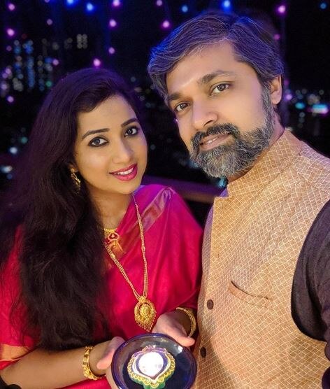 PHOTOS: બોલિવૂડની સ્ટાર સિંગરે લગ્નના 5 વર્ષ બાદ પ્રથમ વખત શેર કરી લગ્નની તસવીરો