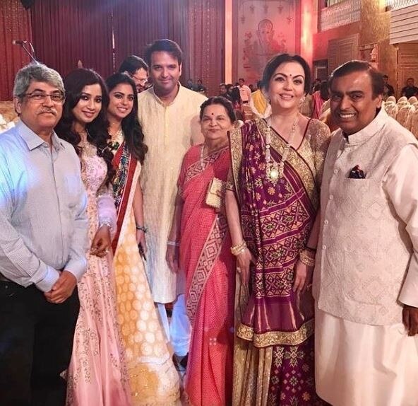 PHOTOS: બોલિવૂડની સ્ટાર સિંગરે લગ્નના 5 વર્ષ બાદ પ્રથમ વખત શેર કરી લગ્નની તસવીરો
