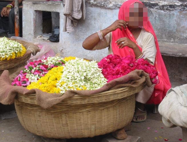 Rs 30 crore deposited in flower seller bank account ફૂલ વેચતી મહિલાના બેંક એકાઉન્ટમાં હતા 60 રૂપિયા, અચાનક જમા થયા આટલા કરોડ તો ઉડી ગયા હોશ