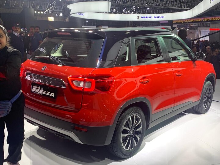 Vitara Brezza 16-ઈંચ વ્હીલ્સ અને એલઈડી ટેલલેમ્પ્સથી સજ્જ છે. ઈન્ટીરિયરની વાત કરીએ તો કારના કેબિનમાં સામાન્ય ફેરફાર કરવામાં આવ્યો છે જેમાં અપહોલ્સ્ટ્રી પર કરવામાં આવ્યો છે. એક મહત્વનો ફેરફાર છે. તેનાથી મારુતિનું લેટેસ્ટ સ્માર્ટપ્લે સ્ટૂડિયો 2.0 7 ઈંચ ઇન્ફોનેમેન્ટ સિસ્ટમથી સજ્જ છે.