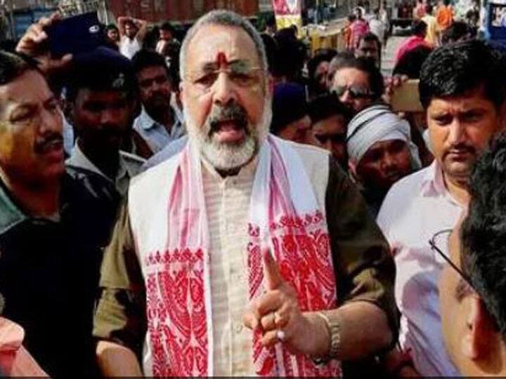 AAP accuses Giriraj Singh of distributing money મતદાન અગાઉ AAPએ ગિરિરાજ સિંહ પર લગાવ્યો રૂપિયા વહેંચવાનો આરોપ, EC સમક્ષ કાર્યવાહીની કરી માંગ