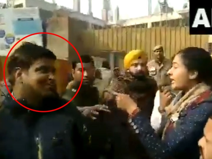 Delhi Election 2020: Congress Candidate Alka Lamba tries to slap AAP worker Delhi Election: કોંગ્રેસના ઉમેદવાર અલકા લાંબાએ આપના કાર્યકર્તાને થપ્પડ મારવાનો કર્યો પ્રયાસ, જાણો કેમ
