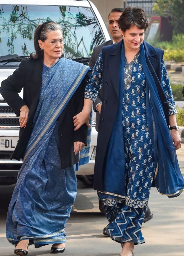 સોનિયા ગાંધી અને કૉંગ્રેસ મહાસચિવ પ્રિયંકા ગાંધી