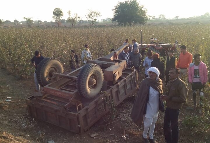 Amreli Tractor turns turtle carries baarati સાવરકુંડલાઃ જાન લઈને જતા ટ્રેકટરે મારી પલટી, એક મહિલાનું મોત, 8 જાનૈયા ઈજાગ્રસ્ત