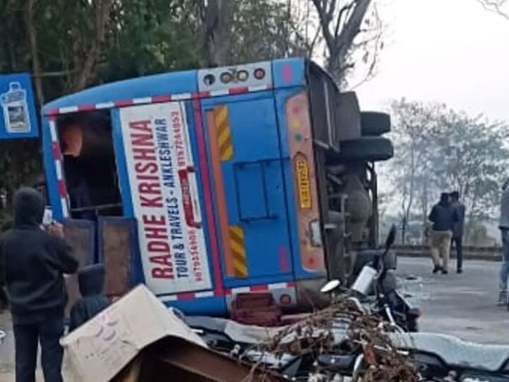 Bus carrying school students met with an accident near Chikhli at Navsari નવસારી: સાપુતારા પ્રવાસે જતી સ્કુલ બસે અચાનક પલટી ખાતા સર્જાયો અકસ્માત