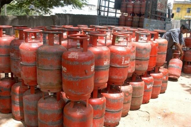 prices of non subsidised 14 kg indane gas metros applicable delhi mumbai chennai price rises દિલ્હી ચૂંટણી બાદ મોંઘવારીનો મોટો ઝાટકો, 150 રૂપિયા સુધી વધ્યા LPG સિલિન્ડરના ભાવ