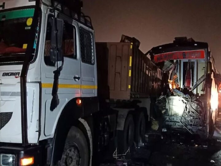 Uttar Pradesh: 14 bus passengers killed in Agra-Lucknow Expressway accident આગ્રા-લખનઉ એક્સપ્રેસ-વે પર ટ્રક-બસ અકસ્માતમાં 14નાં મોત, તસવીરો જોઈને હચમચી જશો