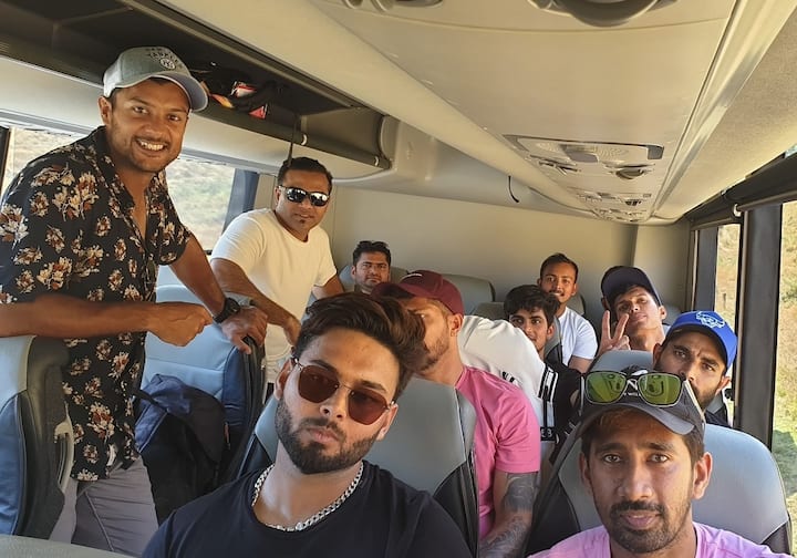 ટેસ્ટ સીરિઝમાં ટીમ ઈન્ડિયાના અનુભવી બેટ્સમેનો ચેતેશ્વર પૂજારા, અજિંક્ય રહાણે, બોલરમાં રવિચંદ્રન અશ્વિન, વિકેટકિપર તરીકે રિદ્ધીમાન સાહા રમતા જોવા મળશે.