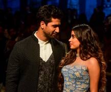 વિક્કી કૌશલ સાથે ખૂબસૂરત અંદાજમાં જાનવી કપૂરે કર્યું રેમ્પ વોક, જુઓ તસવીરો