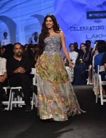 વિક્કી કૌશલ સાથે ખૂબસૂરત અંદાજમાં જાનવી કપૂરે કર્યું રેમ્પ વોક, જુઓ તસવીરો