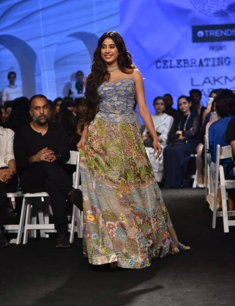 આ દરમિયાન જાનવી કપૂર ખૂબસૂરત અંદજામાં જોવા મળી હતી.જેની તસવીરો સામે આવી છે.