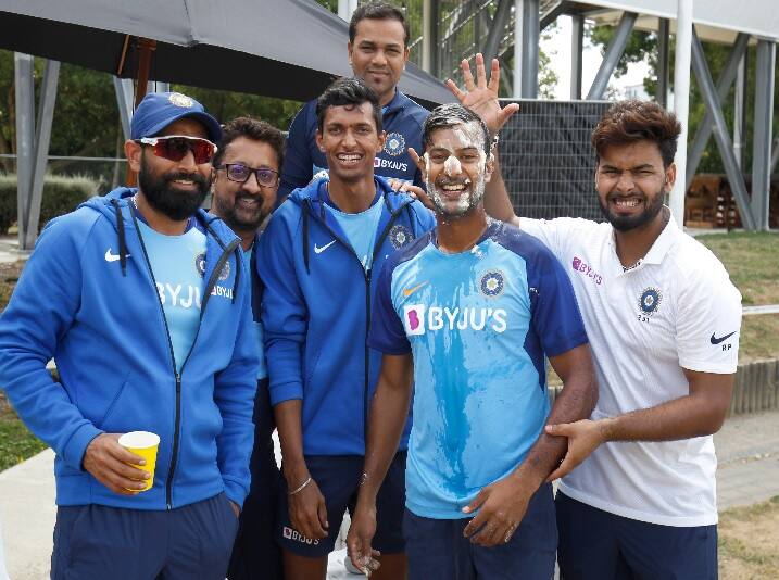 ટીમ ઈન્ડિયાના ઓપનર મયંક અગ્રવાલનો આજે બર્થ ડે છે. ન્યૂઝીલેન્ડ XI સામે રમાયેલી ત્રણ દિવસની પ્રેક્ટિસ મેચ ડ્રો રહી છે. બીજી ઈનિંગમાં દિવસે ભારતે 4 વિકેટના નુકસાન પર 252 રન કર્યા ત્યારે મેચ ડ્રો જાહેર કરાઈ હતી. મયંક અગ્રવાલ 99 બોલમાં 81 રન બનાવી રિટાયર્ડ થયો હતો. રિષભ પંતે 65 બોલમાં 70 રન બનાવ્યા હતા. પૃથ્વી શૉએ 39 રનનું યોગદાન આપ્યું હતું.