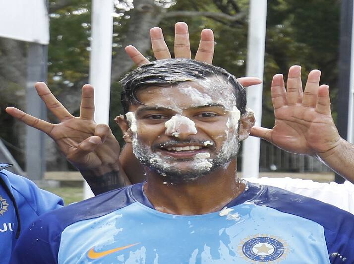 મેચ ડ્રો જાહેર થયા બાદ મેદાન પર જ ભારતીય ટીમે મયંક અગ્રવાલના બર્થ ડેનું સેલિબ્રેશન કર્યુ હતું. બીસીસીઆઈ દ્વારા ટ્વિટ કરીને જાહેર કરવામાં આવેલી તસવીરમાં જોઈ શકાય છે કે, સાથી ખેલાડીઓએ તેના મોં પર કેક લગાવી દીધી હતી. જે બાદ તેણે તસવીરો પણ પડાવી હતી.