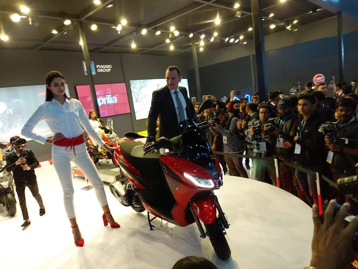 Piaggio India unveils futuristic premium scooter Aprilia SXR 160 and showcases Vespa Elettrica production version Piaggio એ એપ્રિલિયા SXR 160 ફ્યુચરિસ્ટિક પ્રીમિયમ સ્કૂટર તથા વેસ્પા ઈલેટ્ટ્રિકાનું પ્રોડક્શન વર્ઝન રજૂ કર્યું, જાણો કેવા છે ફીચર્સ