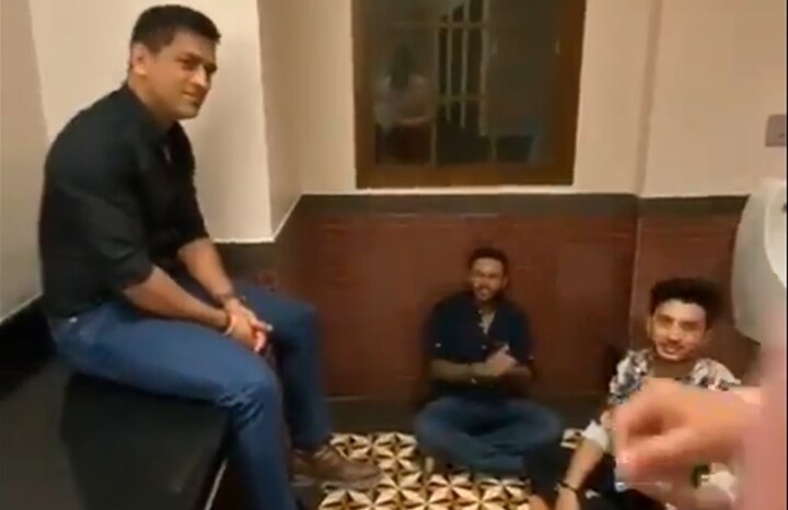 ms dhoni enjoying song toilet singer ishan khan parthiv patel piyush chawala watch video viral Dhoniએ ટોઇલેટમાં જ પાર્થિવ-પિયૂષ સાથે જમાવી મહેફીલ, આ ગાયકે નીચે બેસીને સંભળાવ્યું ગીત