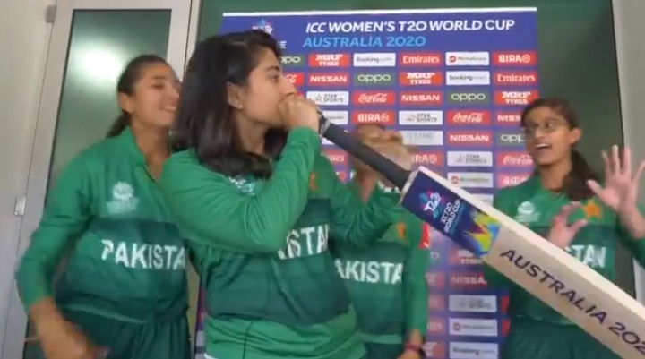 ICC women world cup Pakistan women team video goes viral પાકિસ્તાની મહિલા ક્રિકેટરે હાથમાં બેટ લઈને કર્યુ આમ, લોકોએ ગણાવી ચીયરલીડર