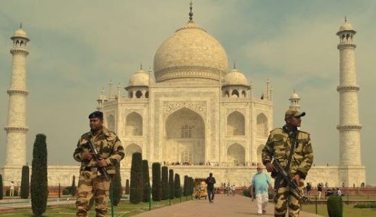 Taj Mahal to be closed for public for a day during President Donald Trump visit રાષ્ટ્રપતિ ટ્રમ્પની યાત્રા દરમિયાન 12 વાગ્યા બાદ તાજમાં પ્રવાસીઓ માટે 'નો એન્ટ્રી'