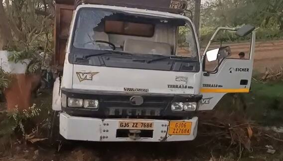 વડોદરાઃ પાદરામાં ડમ્પર અને આઇસર વચ્ચે અકસ્માત, 11 લોકોના મોત